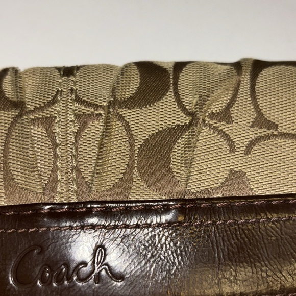 COACH TAN AND BROWN WALLET
PLEAT DESIGN…SIGNATURE LOGO DESIGN
SNAP CLOSURE - Picture 6 of 9